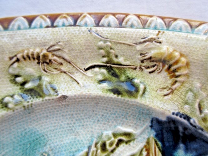 Assiette en faïence, vers 1880, représentant une sirène sur un poisson volant