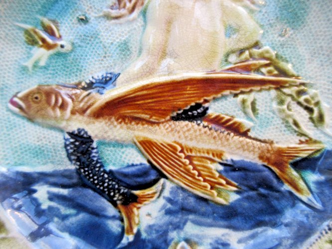 Assiette en faïence, vers 1880, représentant une sirène sur un poisson volant