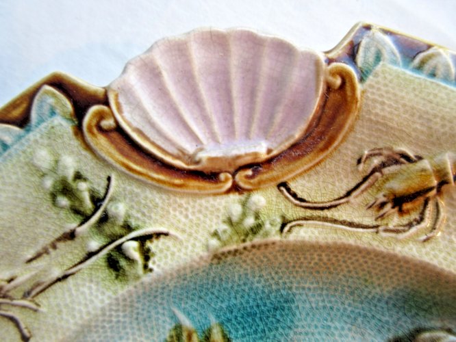 Assiette en faïence, vers 1880, représentant une sirène sur un poisson volant