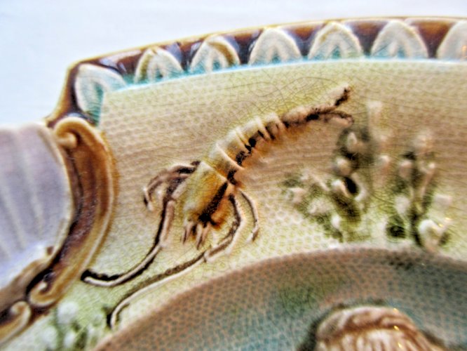Assiette en faïence, vers 1880, représentant une sirène sur un poisson volant