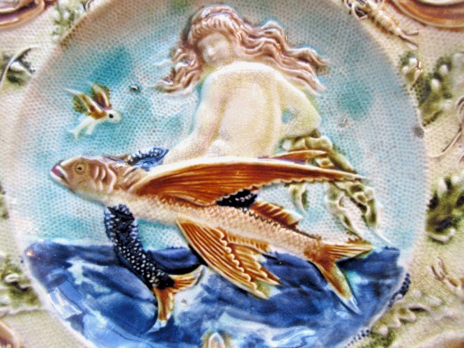 Assiette en faïence, vers 1880, représentant une sirène sur un poisson volant