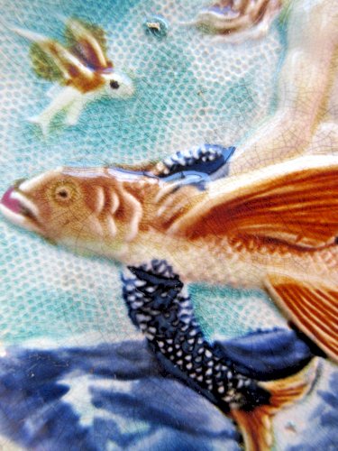 Assiette en faïence, vers 1880, représentant une sirène sur un poisson volant