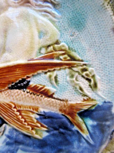 Assiette en faïence, vers 1880, représentant une sirène sur un poisson volant