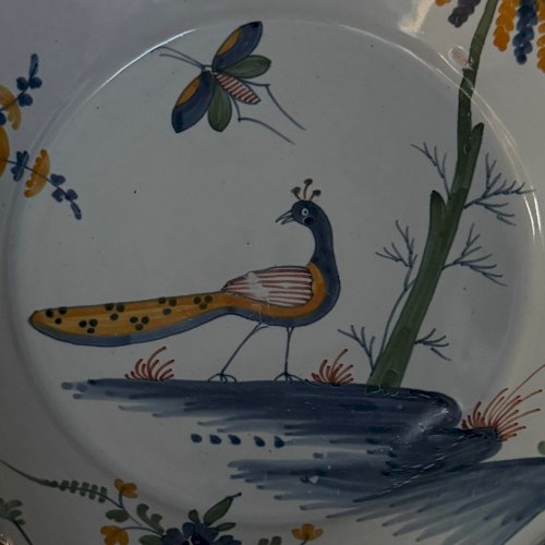 Assiette en faïence XVIIIe La Rochelle décor de paon et papillon M3636