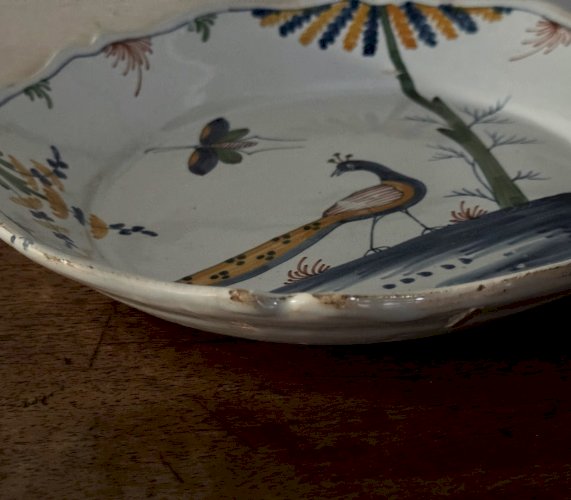 Assiette en faïence XVIIIe La Rochelle décor de paon et papillon M3636