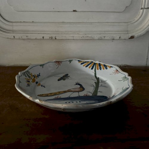 Assiette en faïence XVIIIe La Rochelle décor de paon et papillon M3636