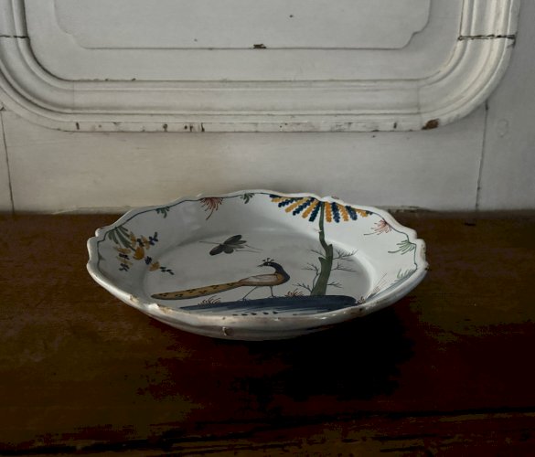 Assiette en faïence XVIIIe La Rochelle décor de paon et papillon M3636