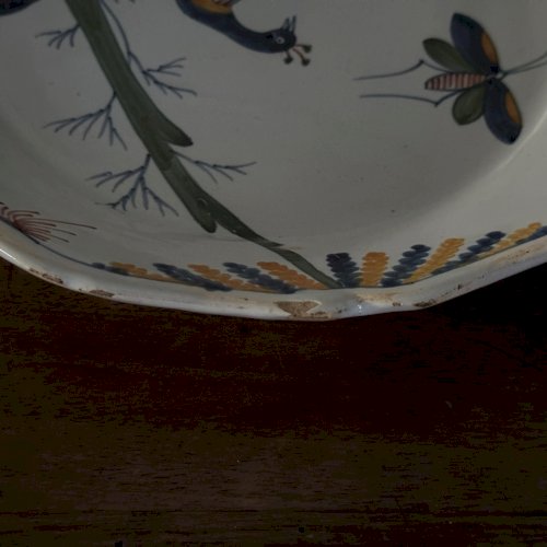 Assiette en faïence XVIIIe La Rochelle décor de paon et papillon M3636