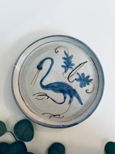 Assiette en Grès Artisanal Wabi-Sabi – Décor Oiseau Stylisé