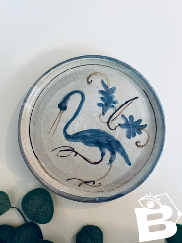 Assiette en Grès Artisanal Wabi-Sabi – Décor Oiseau Stylisé