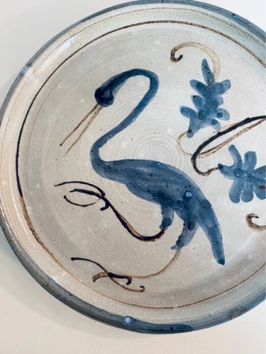 Assiette en Grès Artisanal Wabi-Sabi – Décor Oiseau Stylisé