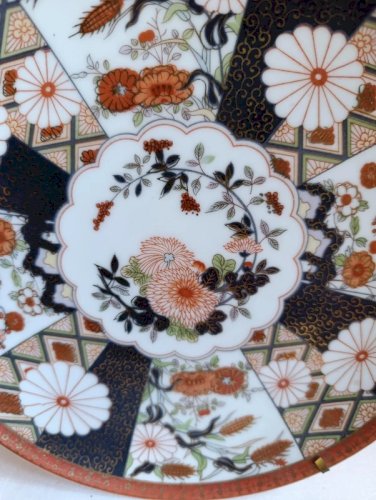 assiette en porcelaine a decor floral typique asiatique signature couronne en bon etat