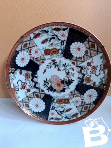 assiette en porcelaine a decor floral typique asiatique signature couronne en bon etat
