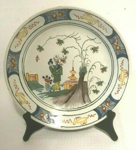 Rouen. Assiette en faïence à décor polychrome deux trois Chinois dans