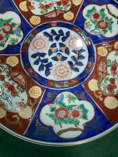 ASSIETTE EN PORCELAINE ASIATIQUE BLEUE ET ROUGE GOLD IMARI