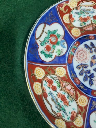 ASSIETTE EN PORCELAINE ASIATIQUE BLEUE ET ROUGE GOLD IMARI