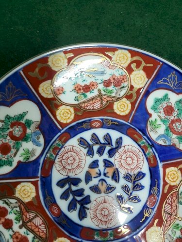 ASSIETTE EN PORCELAINE ASIATIQUE BLEUE ET ROUGE GOLD IMARI