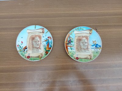 Assiette en porcelaine avec fable de la fontaine la cigale et la fourmi et le corbeau et le renard