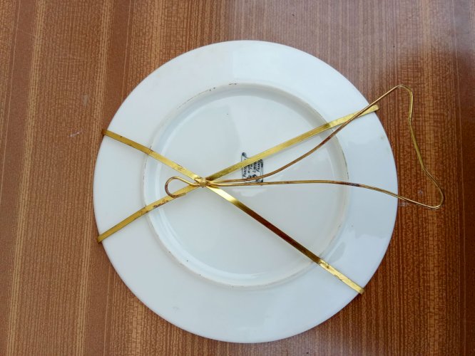 Assiette en porcelaine avec fable de la fontaine la cigale et la fourmi et le corbeau et le renard