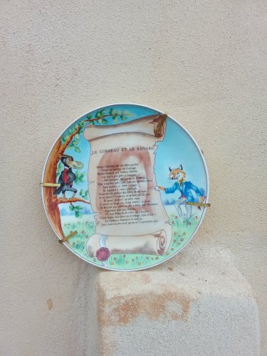 Assiette en porcelaine avec fable de la fontaine la cigale et la fourmi et le corbeau et le renard