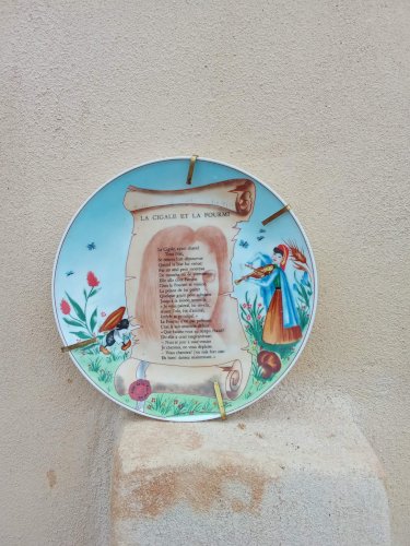 Assiette en porcelaine avec fable de la fontaine la cigale et la fourmi et le corbeau et le renard