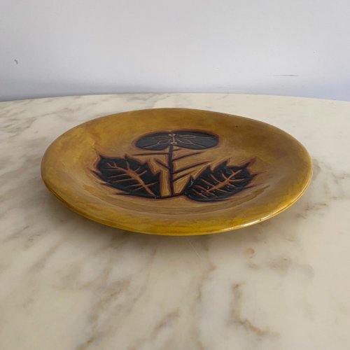 Assiette en terre cuite par Jean Lurçat décor de feuillage sur fond jaune M3760