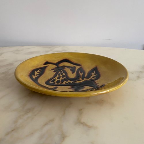 Assiette en terre cuite par Jean Lurçat décorée d'un coq sur fond jaune M3756