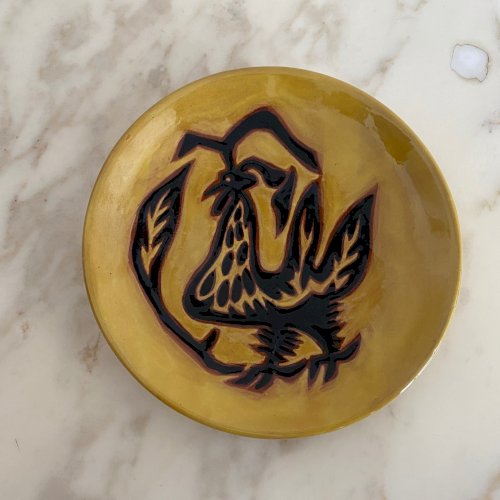 Assiette en terre cuite par Jean Lurçat décorée d'un coq sur fond jaune M3756