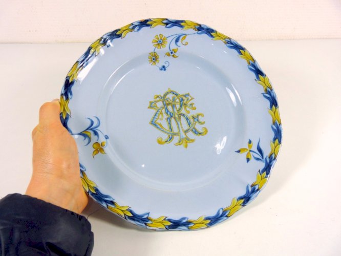 Assiette faïence craquelée Gallé monogrammée CTR Signée, D - 25,6 cm