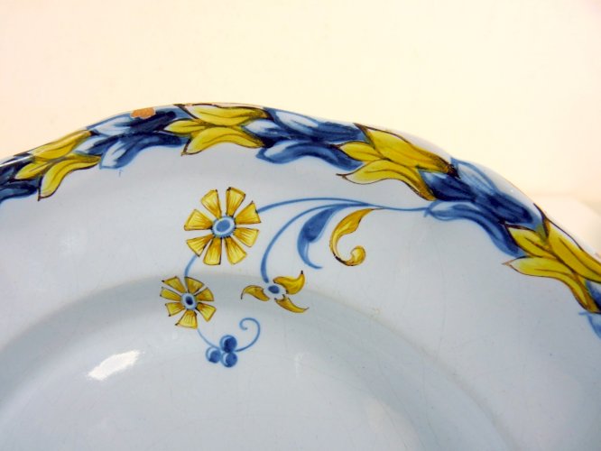 Assiette faïence craquelée Gallé monogrammée CTR Signée, D - 25,6 cm