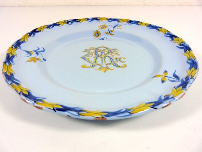 Assiette faïence craquelée Gallé monogrammée CTR Signée, D - 25,6 cm