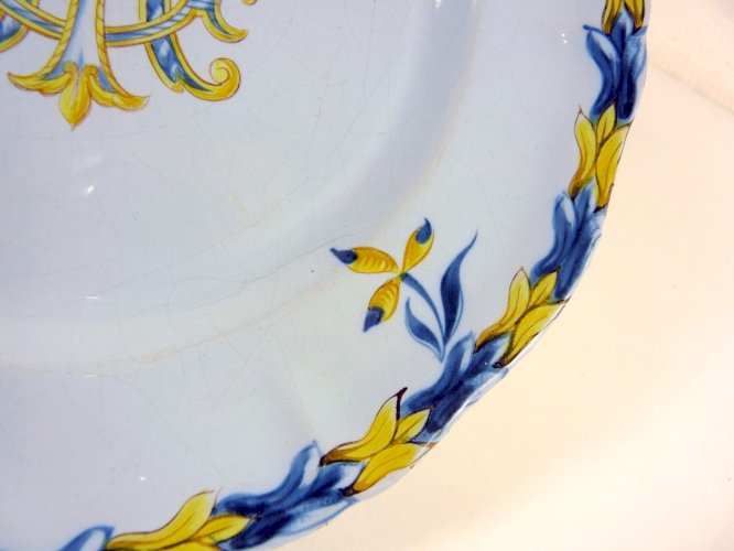 Assiette faïence craquelée Gallé monogrammée CTR Signée, D - 25,6 cm