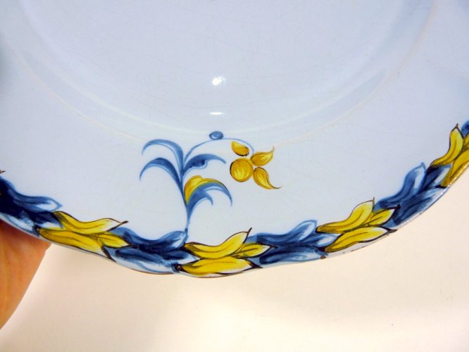 Assiette faïence craquelée Gallé monogrammée CTR Signée, D - 25,6 cm