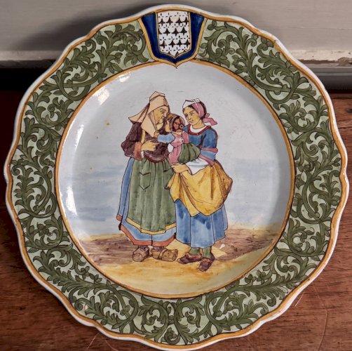 Assiette festonnée Porquier-Beau décor Rosporden et Pont-l'Abbé M3693