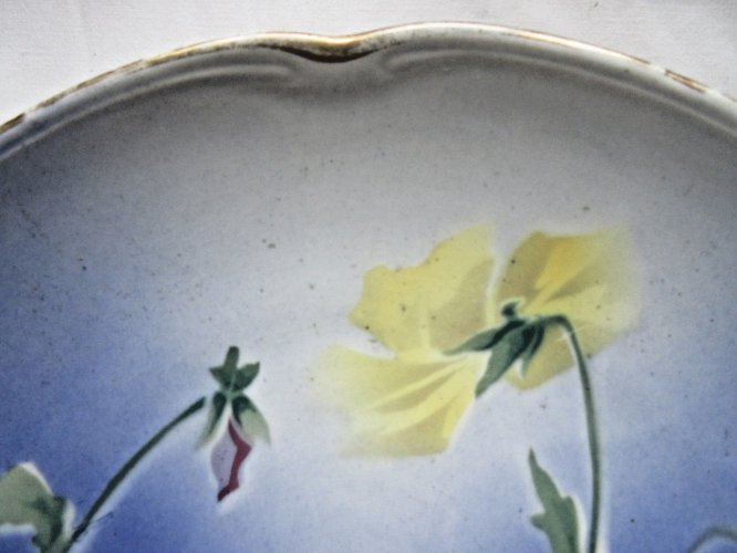 Assiette murale Art Déco signée KG Lunéville: Pensées sur fond bleu