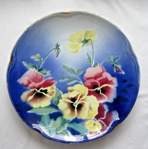 Assiette murale Art Déco signée KG Lunéville: Pensées sur fond bleu