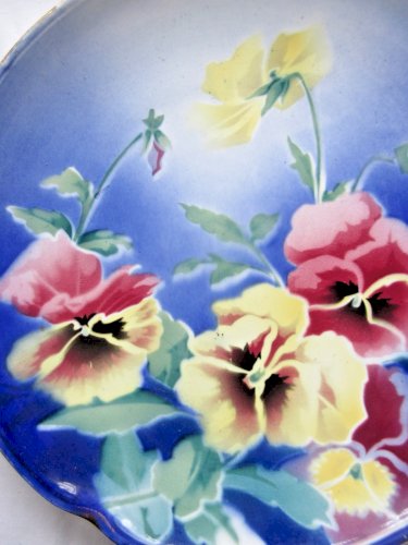 Assiette murale Art Déco signée KG Lunéville: Pensées sur fond bleu