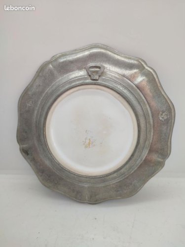 Assiette murale en étain et porcelaine diamètre 17cm environ bon etat (made in chiner)