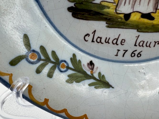 Assiette Nevers 1766 faïence patronymique Claude Laurent XVIIIe ancien rare