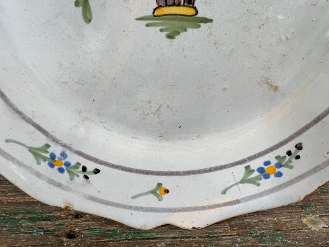 Assiette Nevers XVIIIe faïence décor bouquet roses noires ancien rare 18e