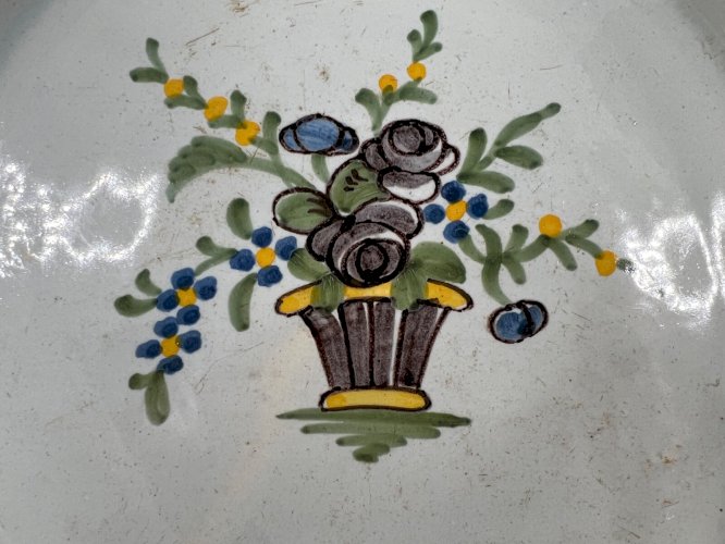 Assiette Nevers XVIIIe faïence décor bouquet roses noires ancien rare 18e