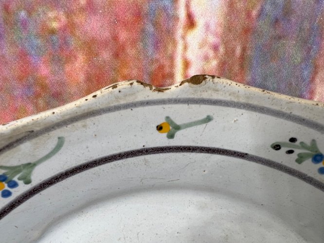 Assiette Nevers XVIIIe faïence décor bouquet roses noires ancien rare 18e