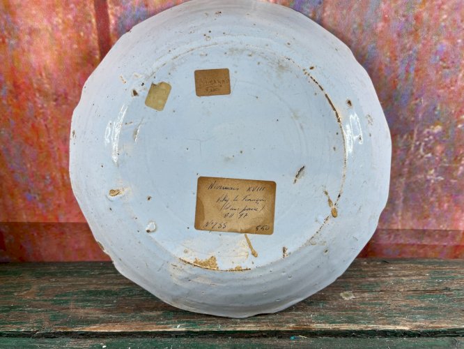 Assiette Nevers XVIIIe faïence décor bouquet roses noires ancien rare 18e