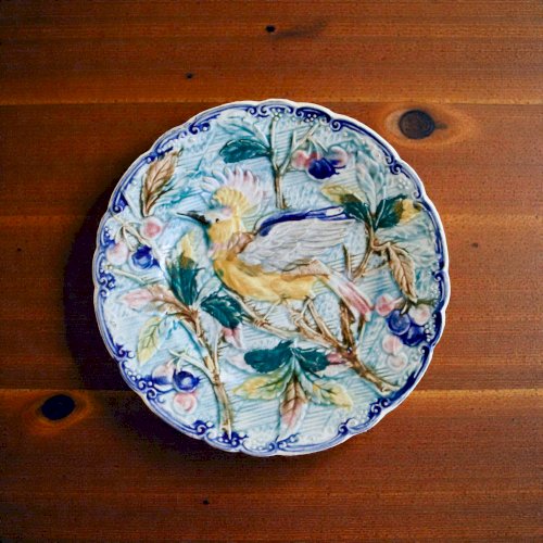 Assiette oiseau antique du XIXe siècle en barbotine de Wasmuël