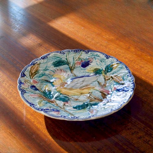 Assiette oiseau antique du XIXe siècle en barbotine de Wasmuël