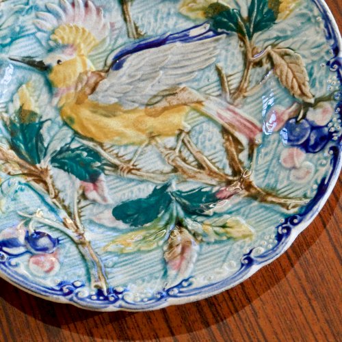 Assiette oiseau antique du XIXe siècle en barbotine de Wasmuël