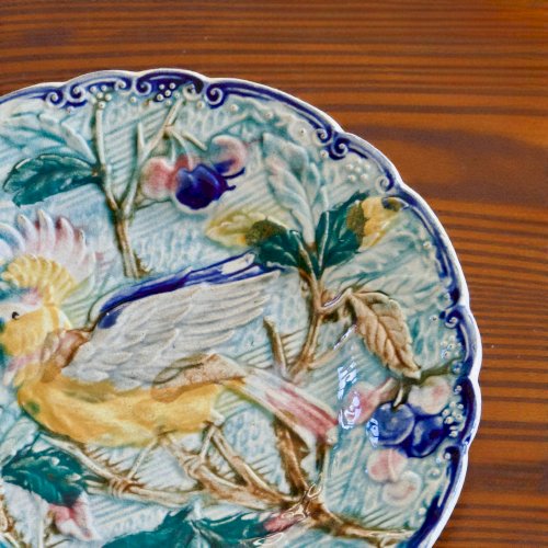 Assiette oiseau antique du XIXe siècle en barbotine de Wasmuël
