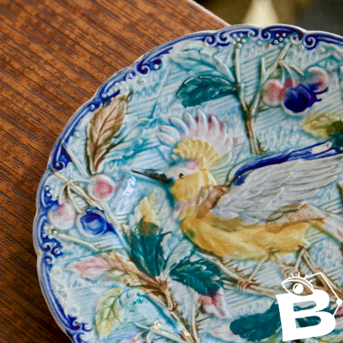 Assiette oiseau antique du XIXe siècle en barbotine de Wasmuël