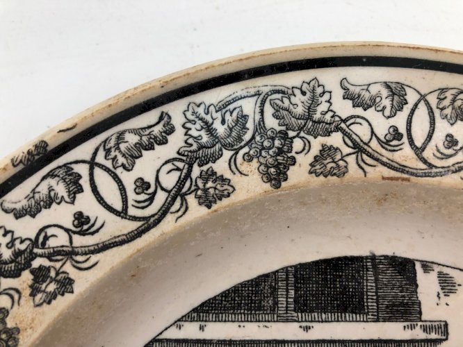 Assiette parlante 1828 – Creil & Montereau – “La Bouquetière & le Croque-Mort” –