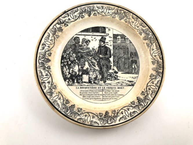 Assiette parlante 1828 – Creil & Montereau – “La Bouquetière & le Croque-Mort” –